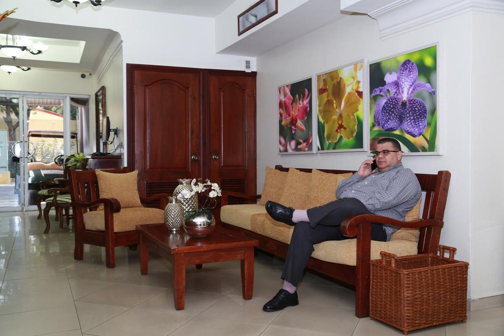 Hotel Los Jardines ซานติอาโก เด ลอสกาบาเญโรส ภายนอก รูปภาพ