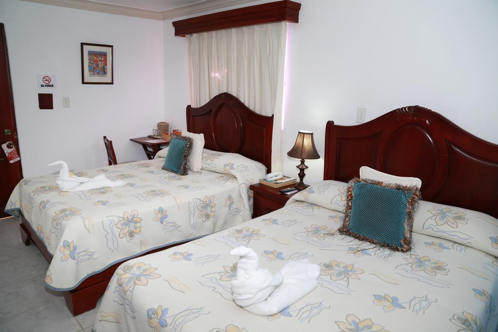 Hotel Los Jardines ซานติอาโก เด ลอสกาบาเญโรส ภายนอก รูปภาพ