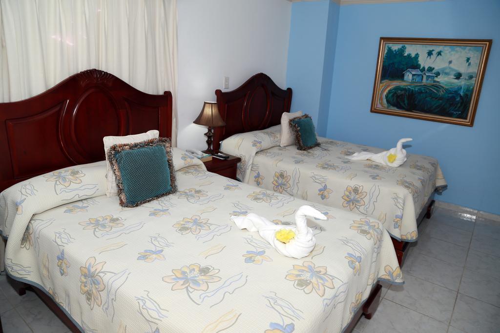 Hotel Los Jardines ซานติอาโก เด ลอสกาบาเญโรส ภายนอก รูปภาพ