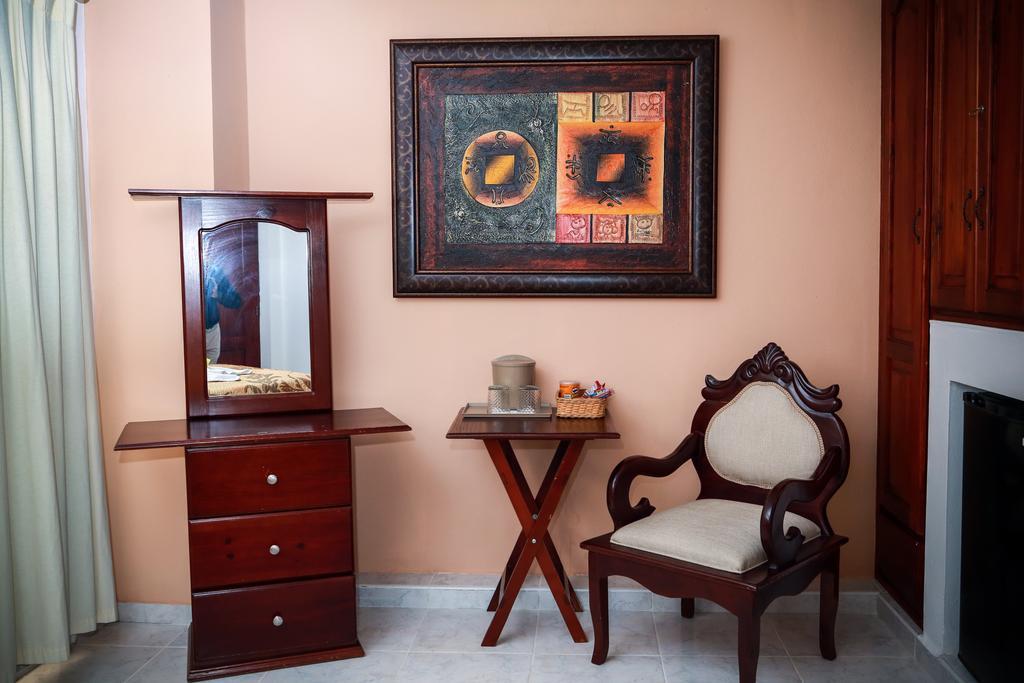 Hotel Los Jardines ซานติอาโก เด ลอสกาบาเญโรส ภายนอก รูปภาพ