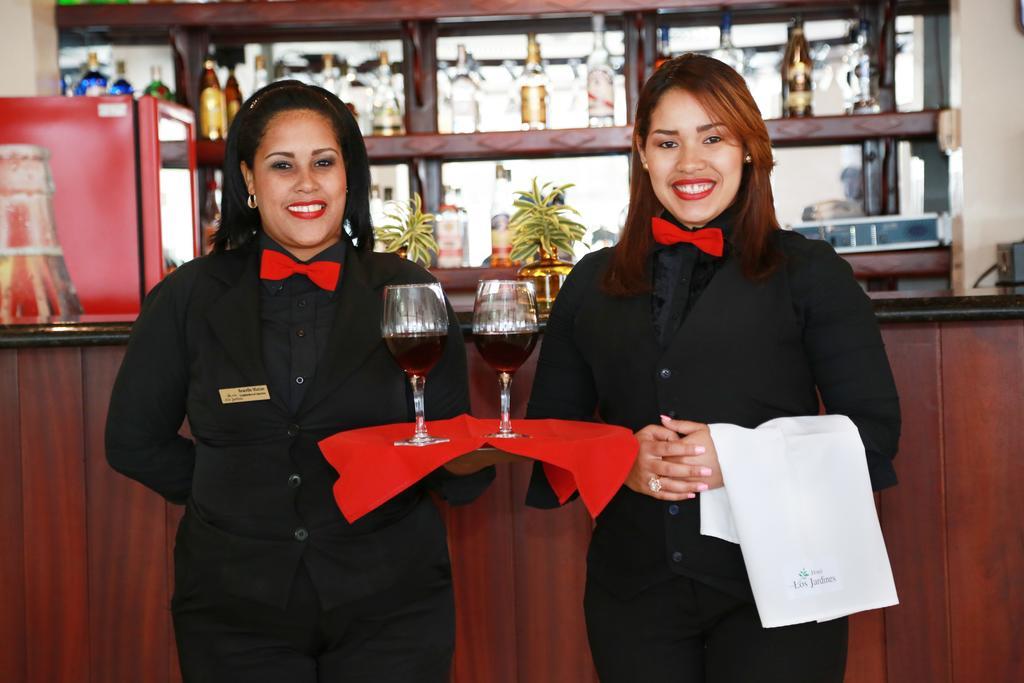Hotel Los Jardines ซานติอาโก เด ลอสกาบาเญโรส ภายนอก รูปภาพ