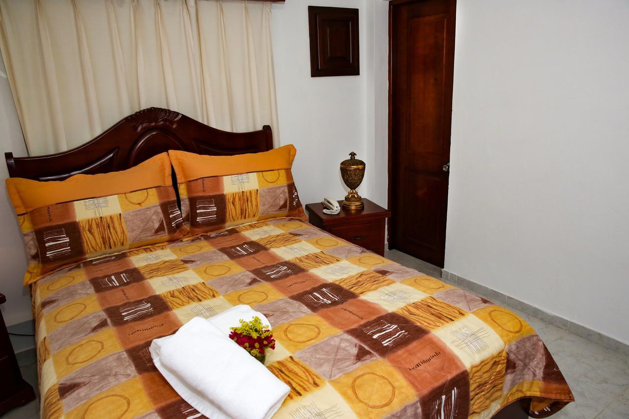 Hotel Los Jardines ซานติอาโก เด ลอสกาบาเญโรส ภายนอก รูปภาพ