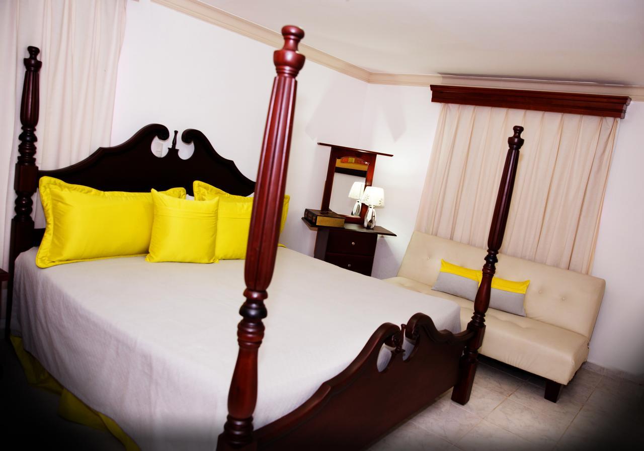 Hotel Los Jardines ซานติอาโก เด ลอสกาบาเญโรส ภายนอก รูปภาพ