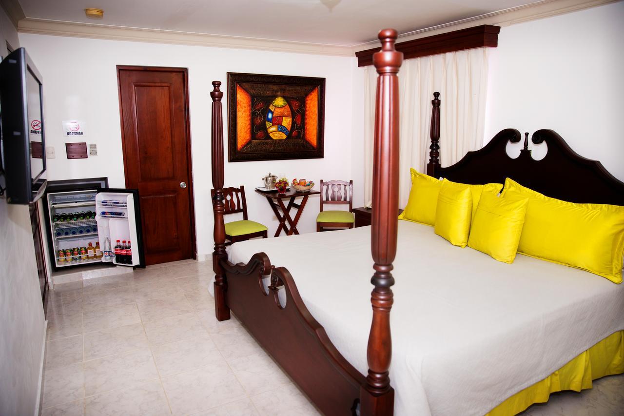 Hotel Los Jardines ซานติอาโก เด ลอสกาบาเญโรส ภายนอก รูปภาพ
